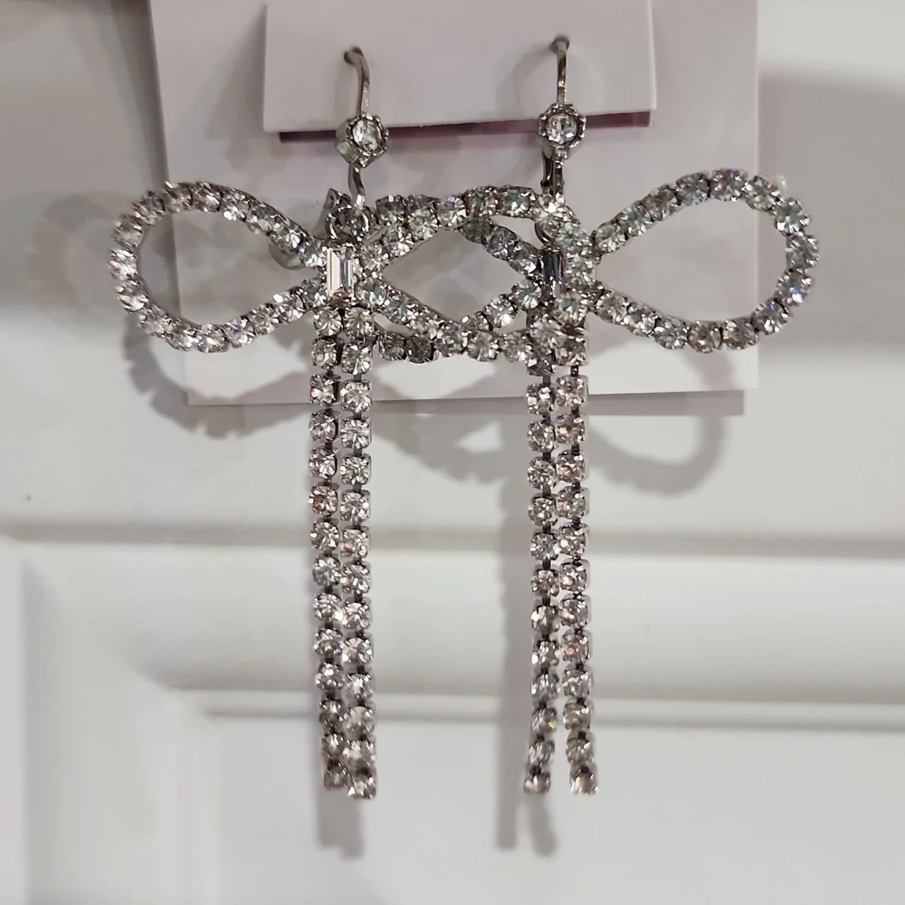 🤍▪️ BETSEY JOHNSON▪️ Silver Silver Bow Drop Rhinestone Earrings